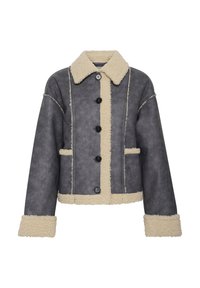 Grijze faux leren jas met een crèmekleurige fleece voering en kraag, voorzien van zwarte knoopsluitingen en contrasterende stiksels. Gekorte ontwerp.