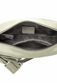 Borsa in pelle verde chiaro con apertura a zip, dotata di scomparti interni e foderata in tessuto trapuntato. Inclusi dettagli in metallo.