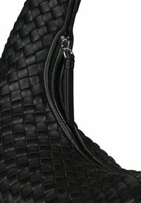 Borsa a spalla in pelle nera con texture intrecciata, chiusura con zip in argento e tirazip intrecciato per un accesso sicuro.