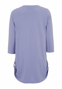 Bakifrån vy av en enfärgad lavendellångärmad tröja med rund halsringning och knäppta sidflikar nära fållen.