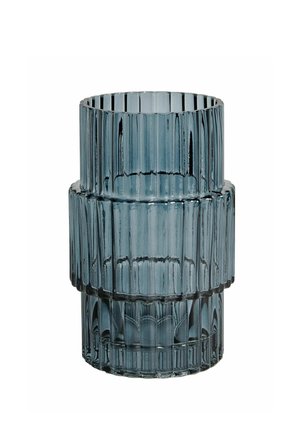 Vaso di vetro colorato di blu con scanalature verticali e forma cilindrica a due livelli su sfondo bianco.