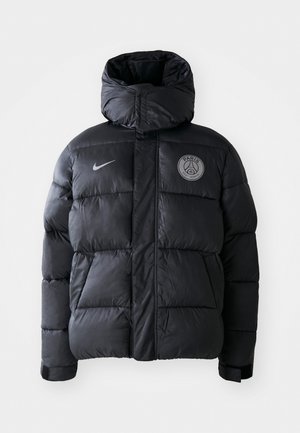Schwarze Daunenjacke mit großer Kapuze, mit durchgehendem Reißverschluss, gestepptem Design, Nike-Logo und Paris Saint-Germain-Wappen auf der Brust.