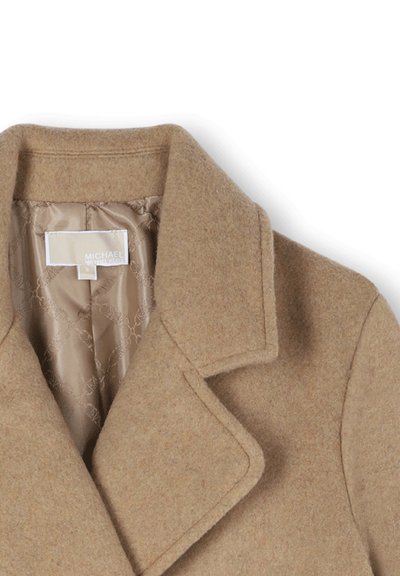 Kamieļu brūns vilnas mētelis ar plašām atloks un bēša satīna iekšējo oderi, ar Michael Kors etiķeti.