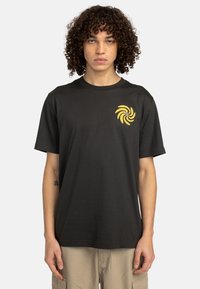 Schwarzes Baumwoll-T-Shirt mit kurzen Ärmeln, das ein gelbes Spiral-Logo auf der linken Brust aufweist. Einfaches Rundhalsdesign.