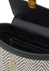 Borsa a tracolla in pelle nera con un esterno intrecciato a motivo a spina di pesce. Accenti in metallo dorato con una tasca interna con zip.
