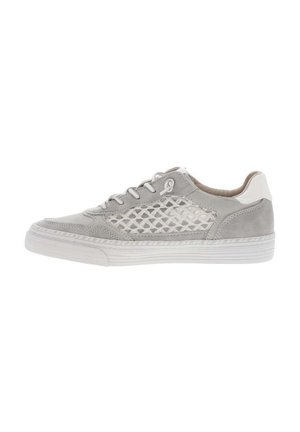 Sneaker gris avec une tige en tissu texturé au motif en diamant, semelle en caoutchouc et accents blancs lisses au niveau du talon et de la languette.
