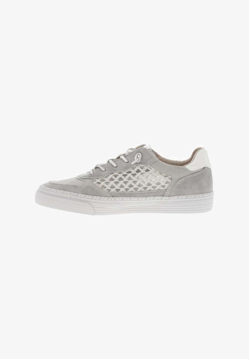 Baskets gris clair avec une tige en mesh texturé et en suède, semelle en caoutchouc blanche et design à lacets. Présentent des détails contrastés subtils et un bout arrondi.