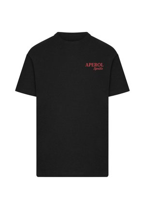 T-shirt nera in cotone con collo rotondo; presenta la scritta rossa "APEROL Spritz" sulla parte sinistra del petto. Maniche corte, design semplice.