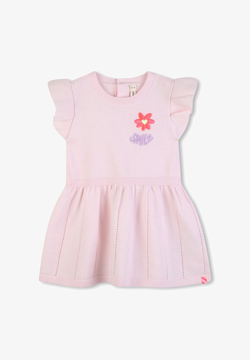 Robe de bébé rose clair avec manches à volants, écusson de fleur, et « sourire » brodé sur la poitrine, texture tricotée, jupe plissée.
