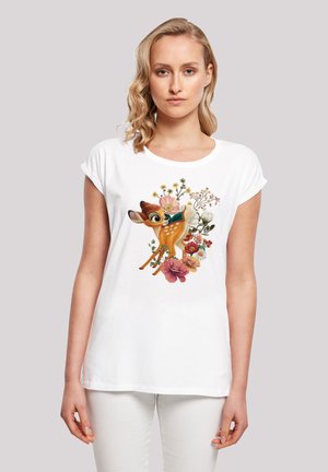 Weißes Baumwoll-T-Shirt mit einer bunten Illustration von einem Rehkitz, umgeben von verschiedenen Blumen, mit umgeschlagenen Ärmeln und einer lässigen Passform.