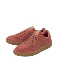 Sneakers in suede rosa con punta perforata, lacci tonalità, suola in gomma e sottili dettagli di branding sui lati e sulla linguetta.