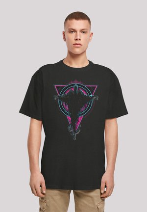 Sort bomulds t-shirt med et centralt grafisk motiv af en indhyllet skikkelse omgivet af geometriske former i pink og blå. Korte ærmer, afslappet pasform.