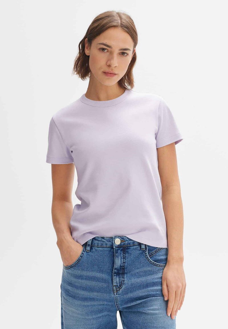 Lavender katoenen t-shirt met een ronde hals en korte mouwen, gecombineerd met blauwe denim jeans. Eenvoudig ontwerp, gladde textuur, geen zichtbare patronen.