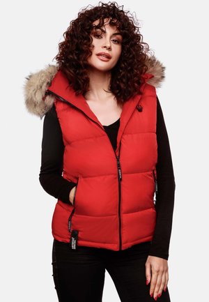 Gilet rembourré rouge avec une capuche ornée de fausse fourrure, poches zippées et accents noirs. Le gilet a une texture matelassée et un design léger.