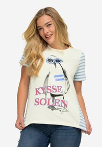 T-shirt bawełnowy z grafiką pingwina, niebieskimi kwiatami, napisem "KYSSE SOLEN" oraz paskowanymi rękawami w jasnoniebieskim i białym kolorze.