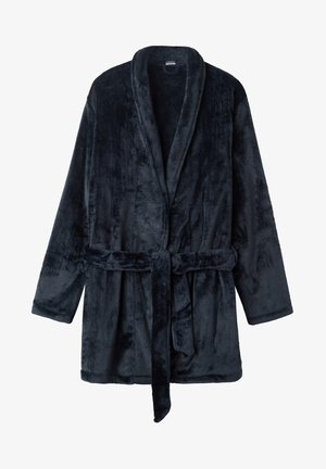 Donker marineblauwe pluche badjas met lange mouwen, een sjawlboord en een strikceintuur in de taille. Zachte textuur met een glad, gelijkmatig oppervlak.