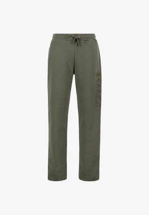 Pantalones de chándal verde oliva hechos de tela suave, con una cintura elástica con cordón y un logotipo vertical en texto oscuro en una pierna.