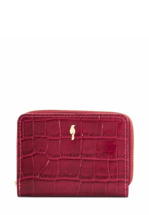 Czerwony portfel z tłoczonym wzorem krokodyla, z złotym zamkiem błyskawicznym, z dyskretnym logo ptaka i teksturą, kompaktowy i prostokątny design.