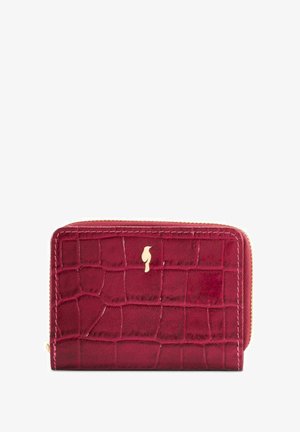 Czerwony portfel z tłoczonym wzorem krokodyla, z złotym zamkiem błyskawicznym, z dyskretnym logo ptaka i teksturą, kompaktowy i prostokątny design.