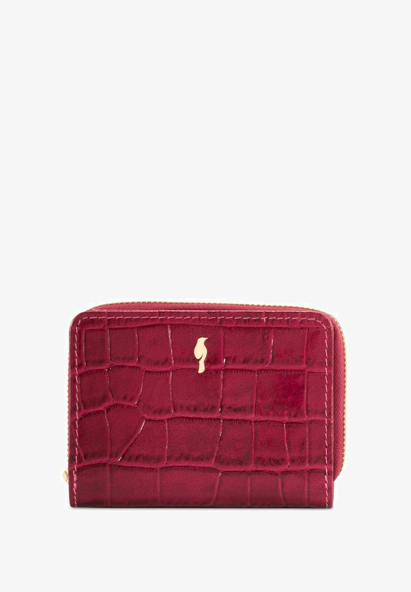 Czerwony portfel z tłoczonym wzorem krokodyla, z złotym zamkiem błyskawicznym, z dyskretnym logo ptaka i teksturą, kompaktowy i prostokątny design.