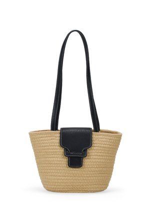 Bolso tote de paja trenzada en tono tostado con una solapa y asas de cuero negro, que presenta costuras blancas y una forma estructurada.