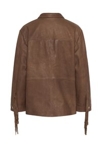 Giacca in pelle marrone con colletto, dettagli frangiati sulle maniche e un design classico con una vestibilità leggermente over-size.