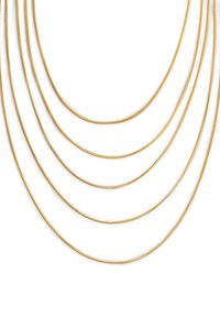 Gouden meerlagige ketting met vijf gladde, ronde schakels in verschillende lengtes, met een gepolijste, reflecterende textuur.