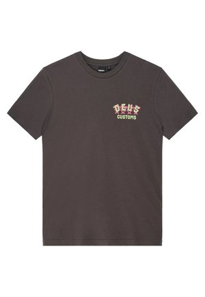 Camiseta de cuello redondo de color gris oscuro, con mangas cortas y pequeño logo colorido "DEUS CUSTOMS" en el pecho izquierdo.