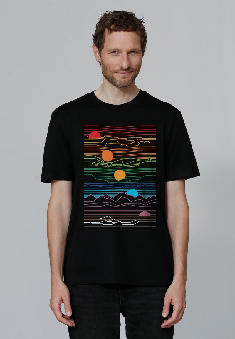 Schwarzes Baumwoll-T-Shirt mit einem bunten Grafikdesign von Sonnen, Linien und Bergen in lebendigen Farben, dargestellt auf einem rechteckigen Design.