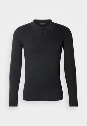 Crna polo majica dugih rukava izrađena od pletenog materijala. Ima ovratnik, placket s tri gumba i rebraste manžete za prilagođeni izgled.