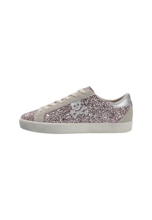 Zapatillas brillantes de color rosa con puntera y talón de ante beige, detalles en plata y un logo de calavera con tibias cruzadas. Suela de goma con textura.