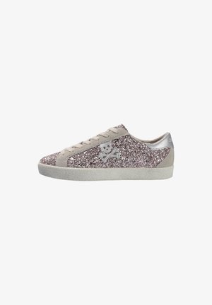 Glitterige roze sneakers met een beige suède neus en hak, zilveren accenten en een doodskop-en-kruisbeenderen logo. Rubberen zool met textuur.