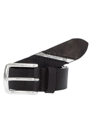 Ceinture en cuir noir avec une boucle rectangulaire argentée, partiellement déroulée pour montrer le marquage "Diesel Industry" à l'intérieur de la sangle.