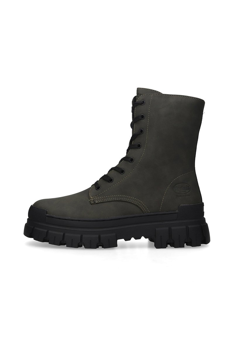 Schnürstiefel in knielanger Form aus dunkelolivgrünem Leder, mit einer dicken schwarzen Gummisohle mit ausgeprägtem Profil und kontrastierenden Nähten.
