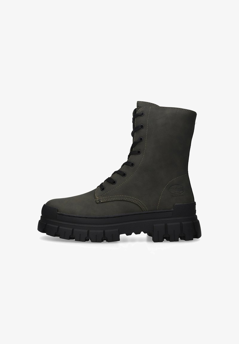 Schnürstiefel in knielanger Form aus dunkelolivgrünem Leder, mit einer dicken schwarzen Gummisohle mit ausgeprägtem Profil und kontrastierenden Nähten.