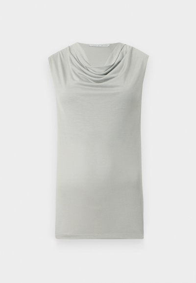 Top senza maniche in tessuto grigio chiaro, con scollatura drappeggiata a cowl. Tessitura liscia e design aderente senza cuciture visibili.