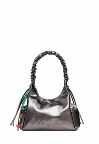 Sac à main en cuir synthétique noir avec poignée froncée, logo embossé, pampilles latérales et breloques colorées. Texture lisse avec une finition brillante.