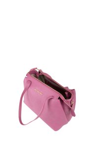 Borsa a tracolla in pelle rosa con finitura testurizzata, doppi manici, marchio dorato e chiusura superiore con zip che rivela una tasca interna.