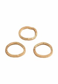 Tre guldiga ringar med en texturerad yta, som har oregelbundna former och mönster. Varje ring har en unik design som ökar det visuella intresset.