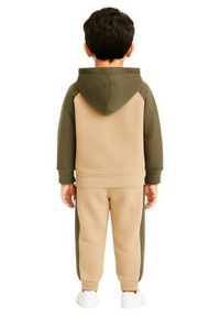 Survêtement pour enfants composé d'un sweat à capuche kaki avec un devant beige, et d'un pantalon beige avec des panneaux latéraux kaki ; texture douce, coupe décontractée.