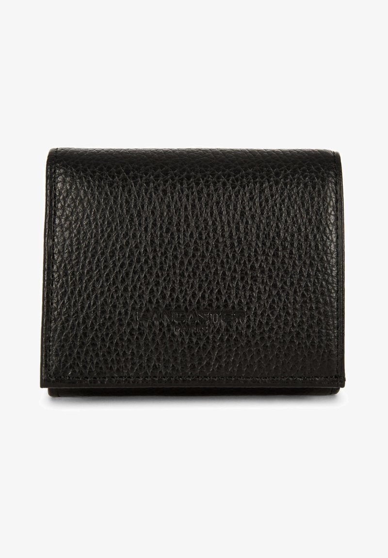 Portefeuille en cuir noir avec une finition texturée, design rabat, et logo de la marque en relief à l'avant. Forme rectangulaire compacte.