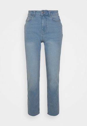 Jeans de cintura alta em azul claro com um corte reto, feitos de denim. Apresentam bolsos frontais e fecho com botão. Design minimalista.