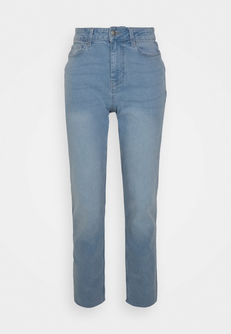 Jeans de cintura alta em azul claro com um corte reto, feitos de denim. Apresentam bolsos frontais e fecho com botão. Design minimalista.