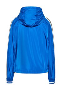 Giacca in nylon blu con cappuccio, strisce laterali bianche, polsini elasticizzati e orlo dritto. Texture liscia con finitura lucida.