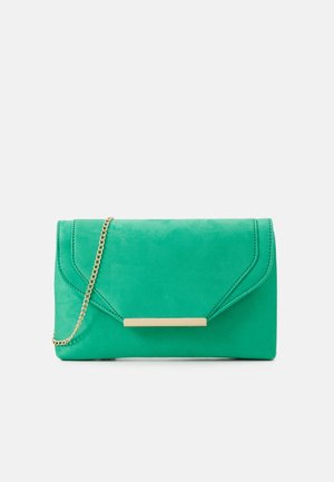 Grüne Wildleder-Clutch mit einem Umschlag, ausgestattet mit einem goldenen Kettenriemen und einem horizontalen goldenen Akzent an der Vorderseite. Glatte Textur und strukturiertes Design.