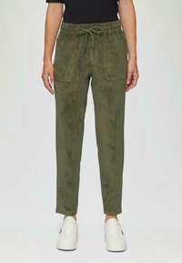 Olivegrüne Jogginghosen aus weichem, strukturiertem Stoff mit elastischem Bund, Kordelzug und zwei Vordertaschen.