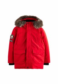 Röd parka med fuskpälskrage, två framfickor, elastiska ärmslut och en logotyp-patch på ärmen. Slät textur och varm design.