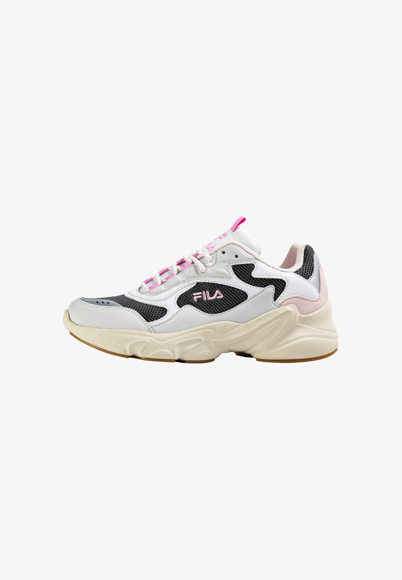 Baskets Fila avec une tige en cuir blanc et maille, des accents roses, et une semelle épaisse blanche avec un motif texturé.