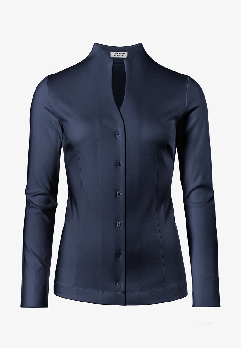 Blouse bleu marine à manches longues avec col montant, fermeture boutonnée à l'avant, texture lisse et coupe ajustée.