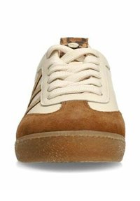 Sneaker mit einem Obermaterial aus beigem Leder, leichten braunen Wildlederakzenten, strukturiertem Gummisohle und flachen Schnürsenkeln. Detail mit Leopardenmuster an der Fersenschlaufe.